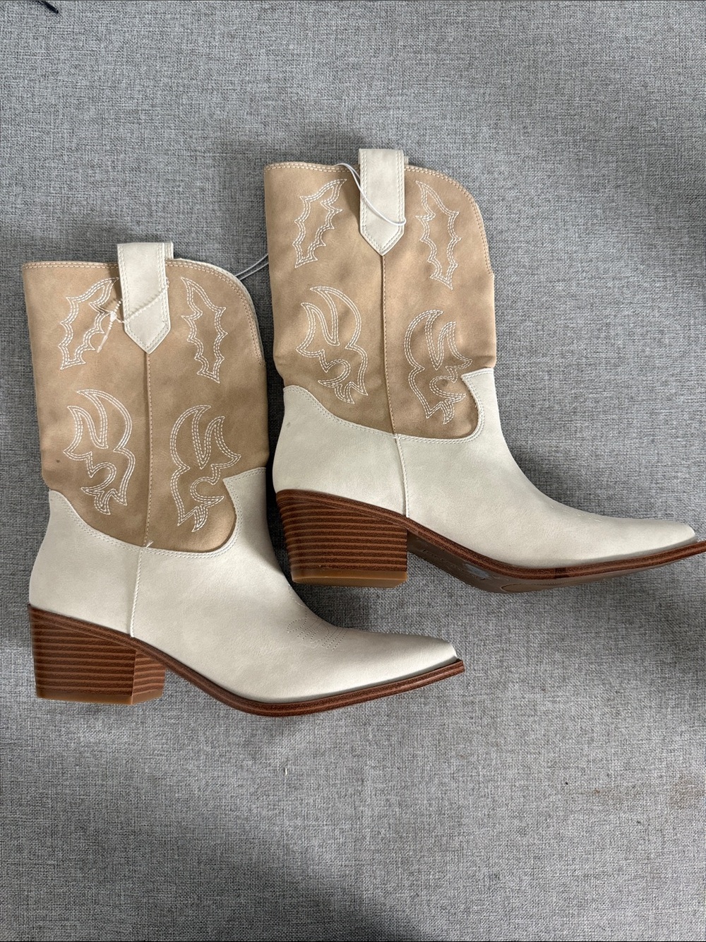 Indigo Rd. Two-Tone Colorblock Western Cowboy Boots Cream & Tan